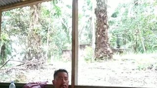 Indonesian hunk gets a handjob outdoors from daddy bear in lokal gay video – amateur masturbation with big cumshot and asian muscle