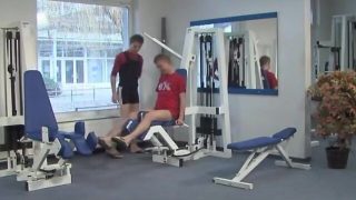 Twink bareback fuck in gym